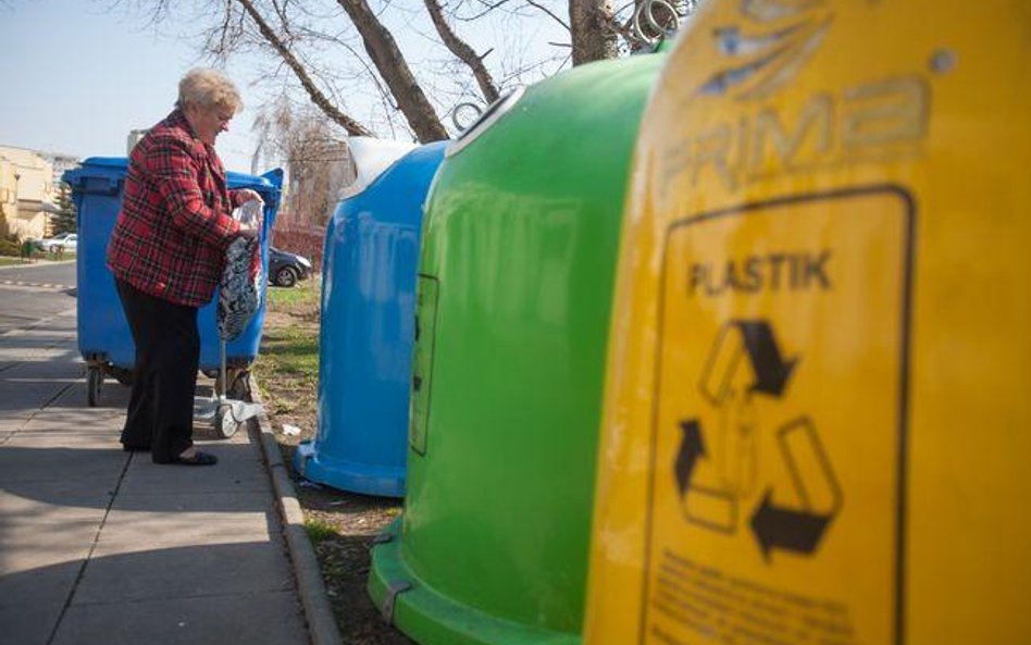Recykling puszek i butelek z domowych koszy na śmieci