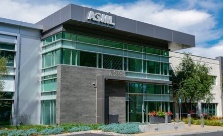 Ze względu na trwającą wojnę technologiczną między Stanami Zjednoczonymi a Chinami przez zakład ASML