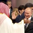 Władimir Putin przybija piątkę z Mohammedem bin Salmanem. Saudyjski książę miał być bojkotowany z po
