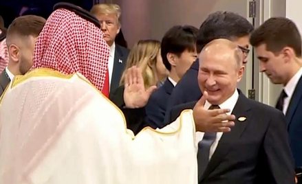 Władimir Putin przybija piątkę z Mohammedem bin Salmanem. Saudyjski książę miał być bojkotowany z po