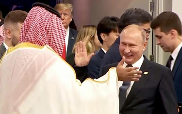 Władimir Putin przybija piątkę z Mohammedem bin Salmanem. Saudyjski książę miał być bojkotowany z po
