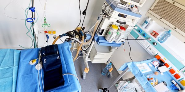 Syna senatora nie obowiązuje kolejka? Szpital i NFZ potwierdzają