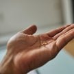 Przyjmowanie witaminy D wraz z posiłkiem zawierającym tłuszcz może poprawić jej wchłanianie