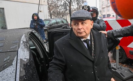 Prezes PiS Jarosław Kaczyński przed budynkiem Prokuratury Okręgowej w Warszawie