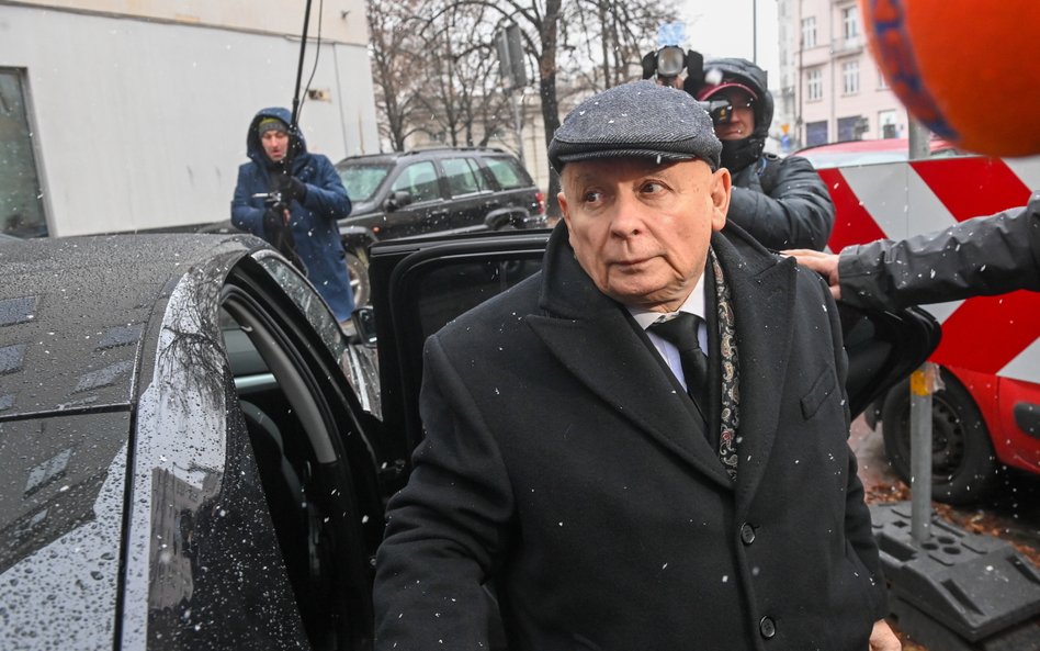 Prezes PiS Jarosław Kaczyński przed budynkiem Prokuratury Okręgowej w Warszawie