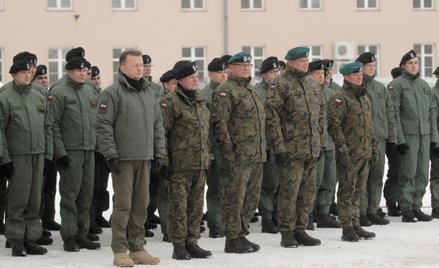 Minister obrony narodowej Mariusz Błaszczak (trzeci od lewej) i dowódca 1. Mazurskiej Brygady Artyle