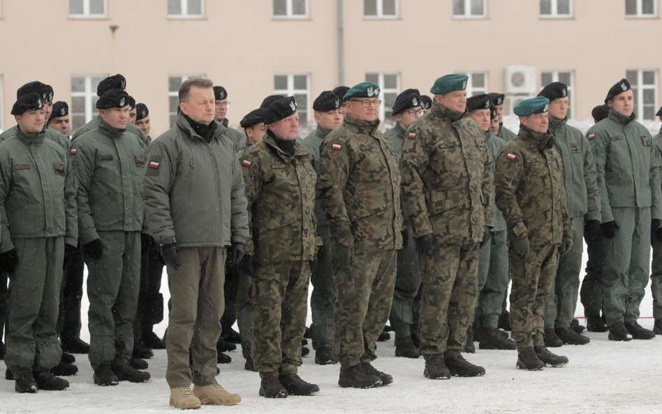 Minister obrony narodowej Mariusz Błaszczak (trzeci od lewej) i dowódca 1. Mazurskiej Brygady Artyle