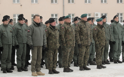 Minister obrony narodowej Mariusz Błaszczak (trzeci od lewej) i dowódca 1. Mazurskiej Brygady Artyle