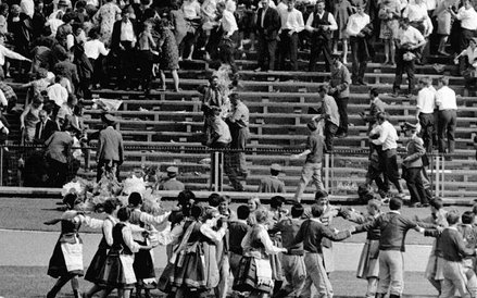 ?Najbardziej dramatyczny z protestów. Ryszard Siwiec dokonuje samospalenia na Stadionie Dziesięciole