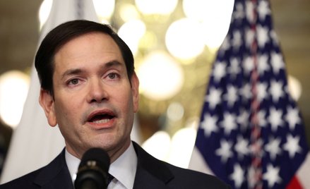 Sekretarz stanu Marco Rubio wydał w piątek nowe wytyczne wstrzymujące wydatki na większość pomocy za