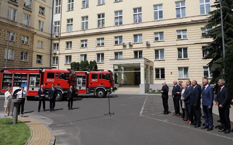 MSWiA rozda kolejne wozy strażackie po drugiej turze wyborów