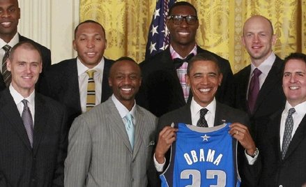 Mark Cuban (pierwszy z prawej) to jeden z nielicznych właścicieli klubów, którzy wsparli Baracka Oba