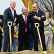 Masayoshi Son (w środku) inwestuje miliardy w centra danych zasilające AI. Na zdjęciu z amerykańskim