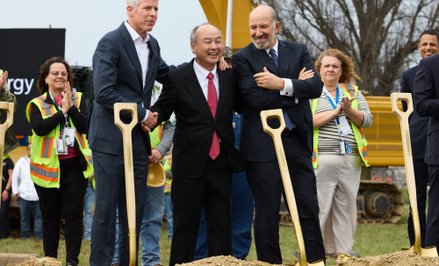 Masayoshi Son (w środku) inwestuje miliardy w centra danych zasilające AI. Na zdjęciu z amerykańskim