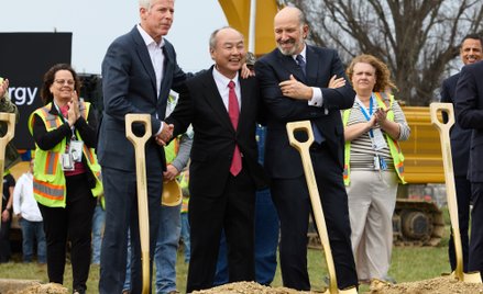 Masayoshi Son (w środku) inwestuje miliardy w centra danych zasilające AI. Na zdjęciu z amerykańskim