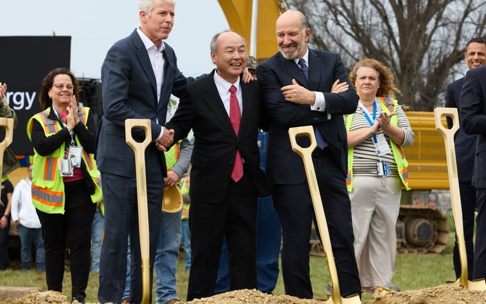 Masayoshi Son (w środku) inwestuje miliardy w centra danych zasilające AI. Na zdjęciu z amerykańskim