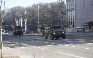 Ukraińskie pojazdy wojskowe na ulicach Kijowa