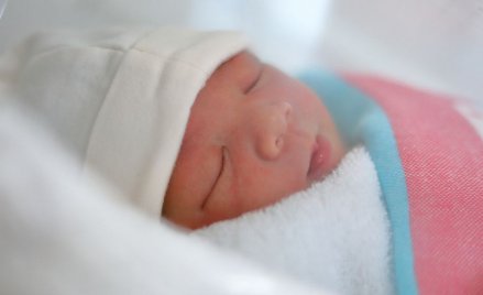 Ośmiodniowe dziecko zakażone koronawirusem