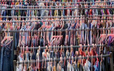 Unia Europejska wytwarza 12,6 mln t odpadów włókienniczych rocznie. Same odzież i obuwie to 5,2 mln 