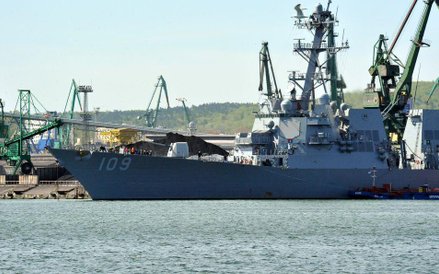 Amerykański niszczyciel na redzie portu w Gdyni
