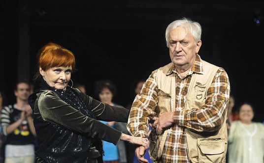 50-lecie pracy artystycznej Mariana Kociniaka. Jubilatowi na scenie Teatru Na Woli towarzyszy Barbar