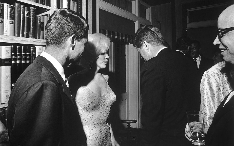 Od lewej: prokurator generalny USA Robert Kennedy, Marilyn Monroe oraz prezydent USA John F. Kennedy