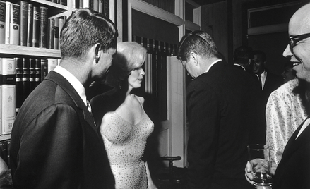 Od lewej: prokurator generalny USA Robert Kennedy, Marilyn Monroe oraz prezydent USA John F. Kennedy