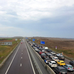 Kolejka aut czekających na przejazd Mostem Krymskim