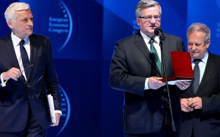 Prezydent Bronisław Komorowski i eurodeputowany Jerzy Buzek, podczas sesji inauguracyjnej VII Europe