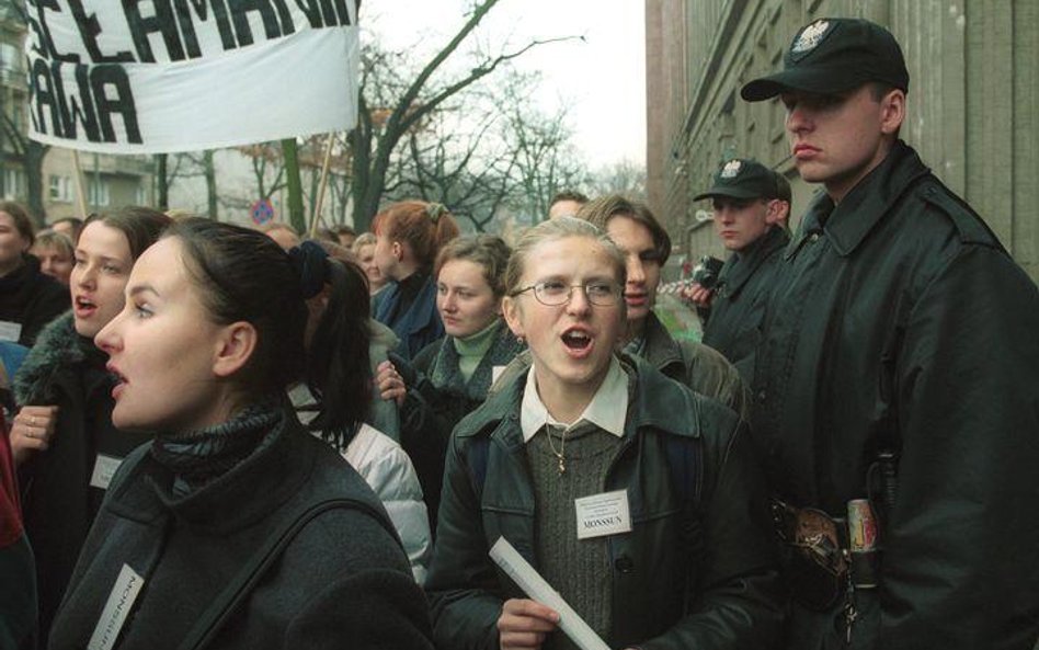 Studenci protestujacy Przed Ministerstwem Edukacji Narodowej