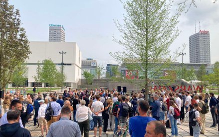 Dziennikarze i mieszkańcy tłumnie zebrali się na spotkanie z Trzaskowskim