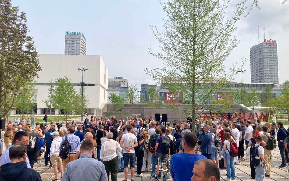 Dziennikarze i mieszkańcy tłumnie zebrali się na spotkanie z Trzaskowskim