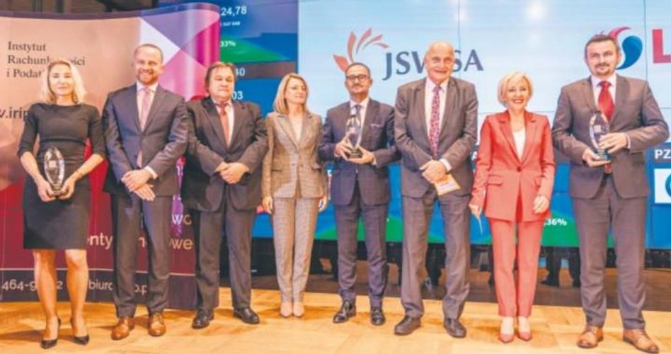 Laureaci nagród za najlepszy raport w kategorii przedsiębiorstw podczas uroczystości przede wszystki
