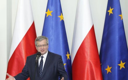 Bronisław Komorowski jest dla Polaków „szlachciurą” ze staropolskiego dworku, który znajduje się poz