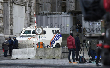 Uzbrojony pojazd przez Pałacem Sprawiedliwości w Brukseli