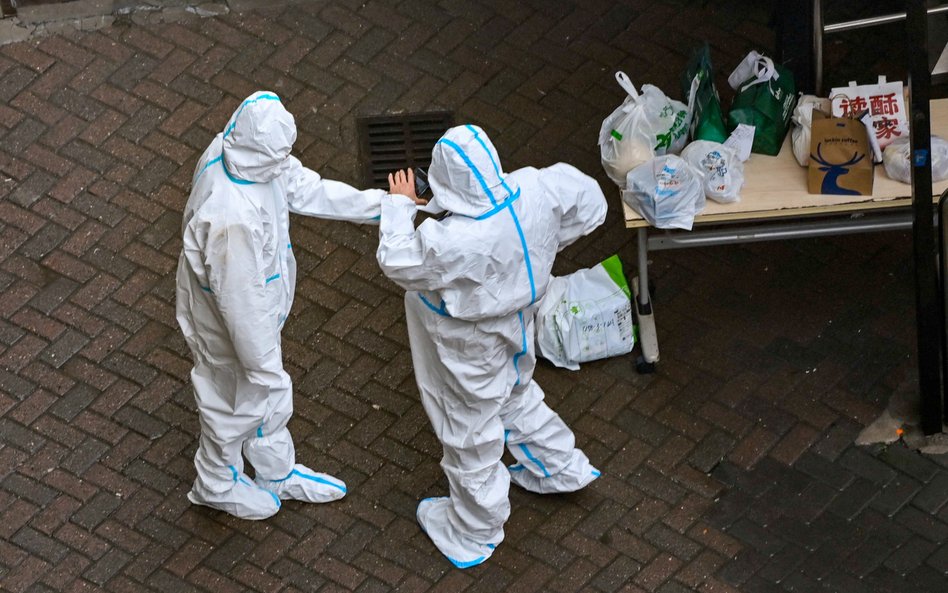 Szanghaj 3 grudnia. Kontrola przed wejście do strefy Covid-19 w centralnej dzielnicy Jing’an