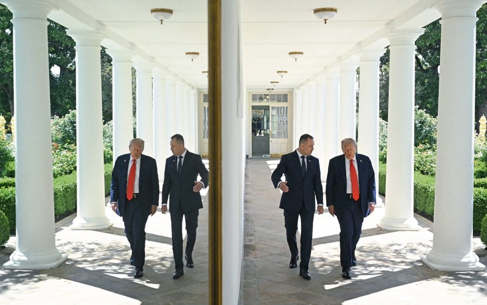 Karol Nawrocki i Donald Trump w drodze do Gabinetu Owalnego, 3 września 2025 r. Marzenia prawicy o s