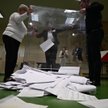 Otwarcie urny wyborczej w Obwodowej Komisji Wyborczej nr 7 w II Liceum Ogólnokształcące im. Kazimier