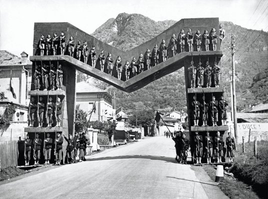 Podróż Benita Mussoliniego do Piemontu. Gigantyczne „M” na drodze przecinającej Val d’Aosta wita Duc