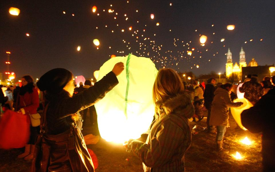 Wypuszczanie w niebo lampionów staje się w Polsce coraz bardziej popularne.