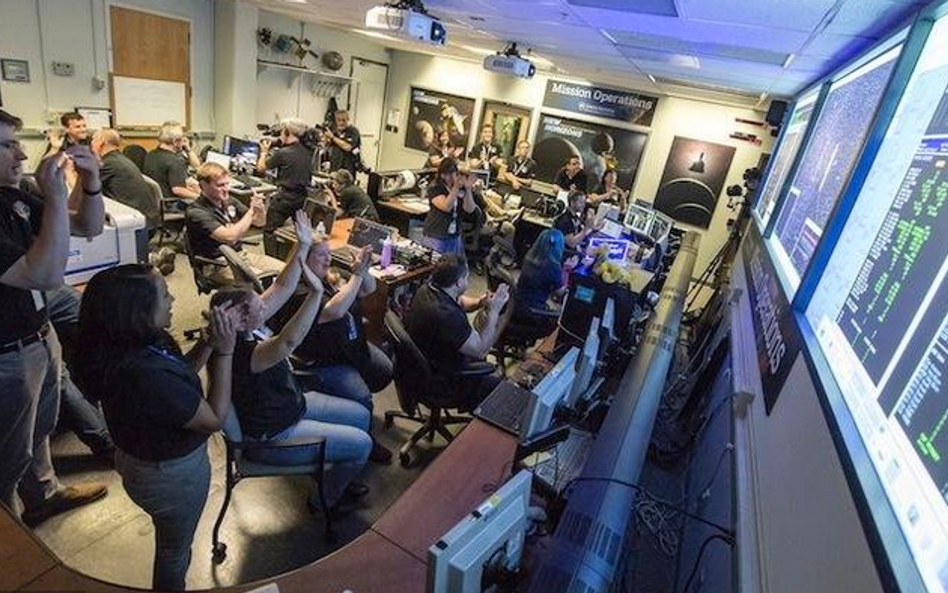 14 lipca - sonda New Horizons po dziewięciu latach lotu dotarła w okolice Plutona.