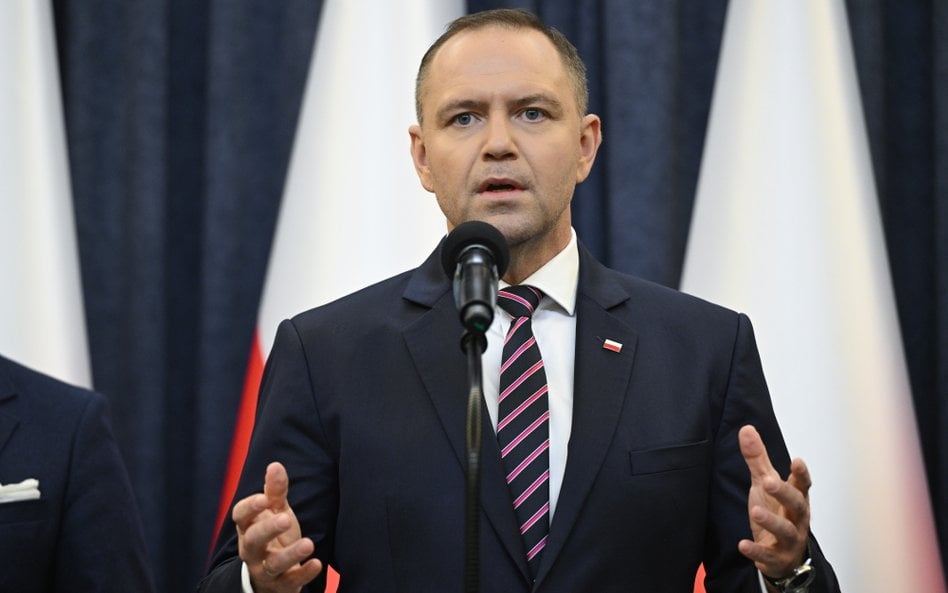 Prezydent Karol Nawrocki podczas konferencji prasowej