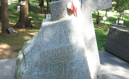 Pomnik pomordowanych Polaków na cmentarzu w Lewaszowie