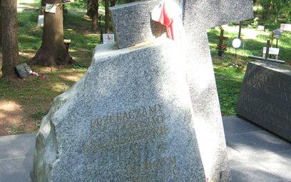 Pomnik pomordowanych Polaków na cmentarzu w Lewaszowie