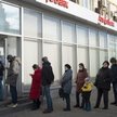 Rosjanie stoją w kolejkach po waluty, rubel szybko traci wartość