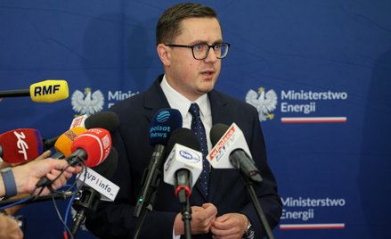 Minister energii Miłosz Motyka na konferencji prasowej poświęconej skutkom prezydenckiego weta dotyc