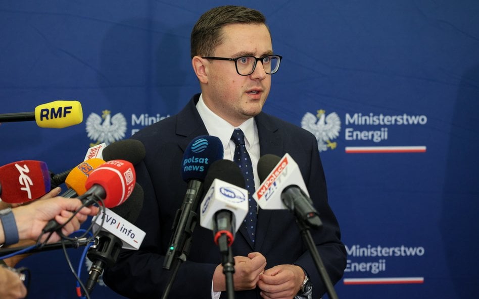 Minister energii Miłosz Motyka na konferencji prasowej poświęconej skutkom prezydenckiego weta dotyc