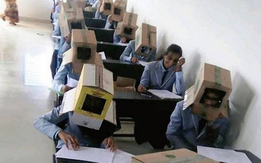 Indie: Studenci pisali egzamin z pudłami na głowie. Uczelnia przeprasza