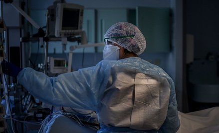 Dla pacjentów z COVID-19 zostały 542 respiratory, 851 jest zajętych