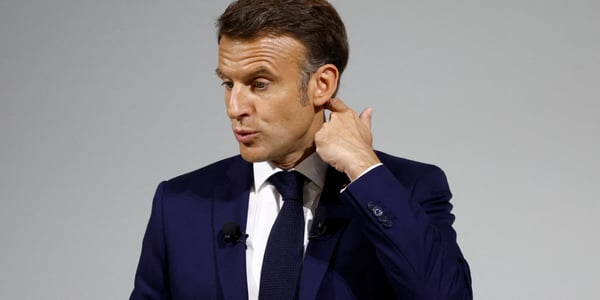 Emmanuel Macron rozwścieczył francuską lewicę. 